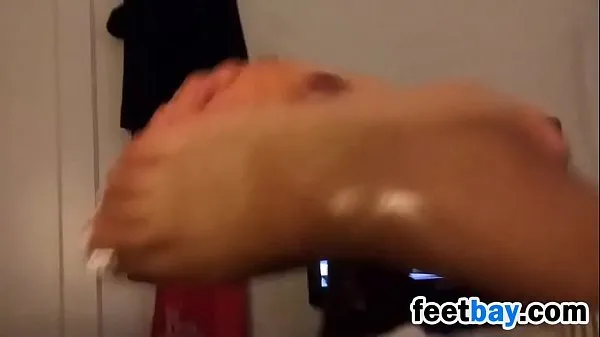 新しいGirlfriend Gives A Great Footjob POVクールな動画