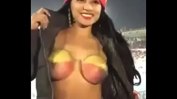 Nouvelles Équatorienne montrant ses seins lors d'un match de football vidéos sympas