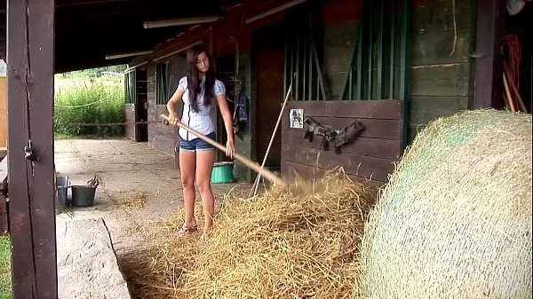 Nuevos Megan Cox se masturba al aire libre. Mírala calentarse en el heno vídeos interesantes