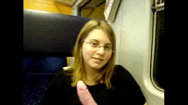 Новые 19-летняя немецкая тинка мастурбирует в поезде классные видео