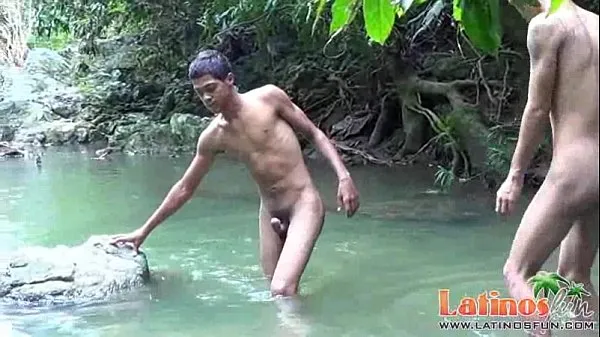 Nouvelles Latino boys strip pour le plaisir oral humide dans les jungles vidéos sympas