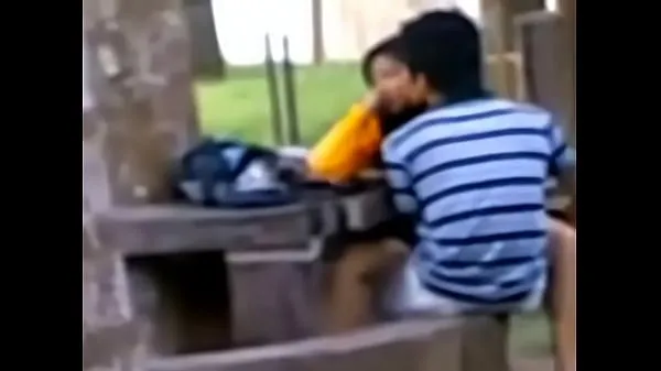 Nuevos Colegiala de sexo abierto y su novio en el parque vídeos interesantes