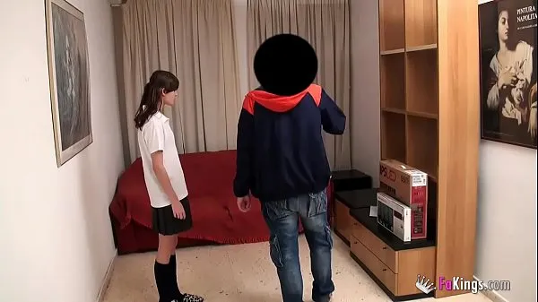新しい若い小柄な女子高生アイナラはIT男とセックスしてそれを撮影したいクールな動画