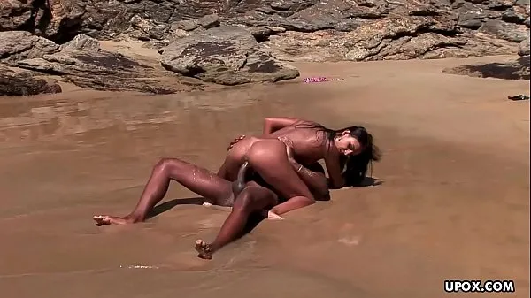 新しい黒い男の岩の固い雄鶏とビーチでクソクールな動画
