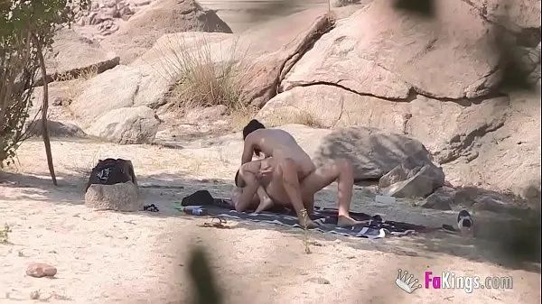 新しいPicking up girls at the lakeside. JotaDe hunts for nudist, easy, horny girlsクールな動画