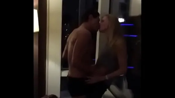 Neue Blonde Frau in einem Hotelzimmer geteiltcoole Videos