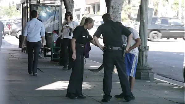 Nouvelles Les seins d'une policière vidéos sympas