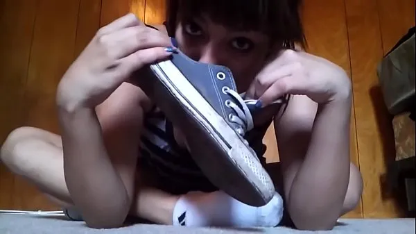 Nuevos Chica hermosa se quita los converse y calcetines para mostrar sus ricos pies sudados vídeos interesantes