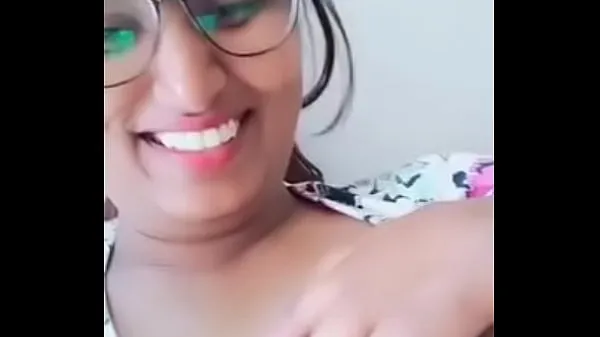 Nuevos Swathi naidu presionando sus tetas vídeos interesantes