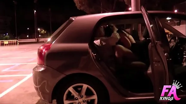 Nuovi Due tizi all'aperto scopano un giovane teen in un parcheggio fantastici video