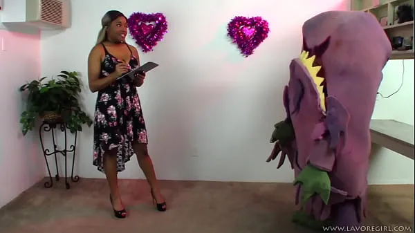 Uutta Rivera chooses her own pet vore monster siistiä videota