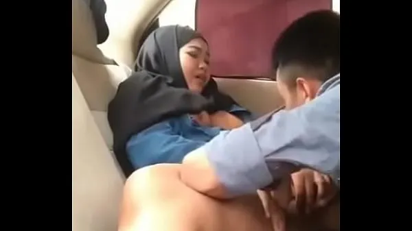 新Hijab girl in car with boyfriend酷视频