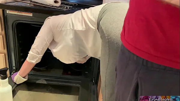New Silly stepmom gets stuck in the oven and wants to get fucked cool Videos