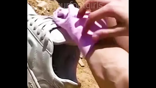 Nuovi Ragazza rivela i suoi piedi sudati e scivola fuori delle sue scarpe da ginnastica puzzolente, shoeplay calzini puzzolenti piede fantastici video