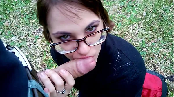 Nuovi La ragazza nerd succhia nella foresta fantastici video