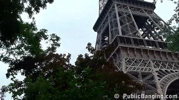 Nouvelles Une jolie fille est baisée par 2 mecs dans une ruelle célèbre de la Tour Eiffel vidéos sympas