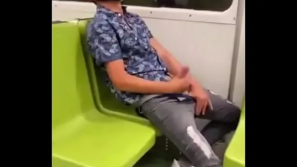 Nuovi Il giovane la tira in metropolitana fantastici video