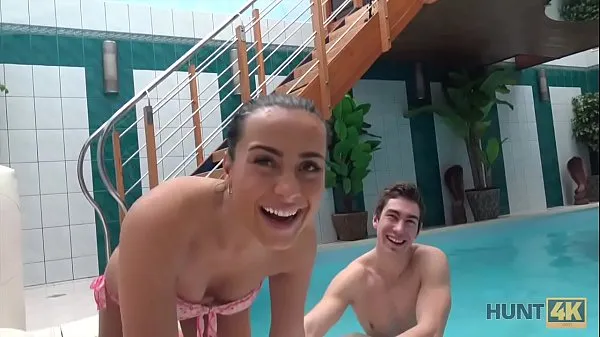 Novos HUNT4K. Gostosa quer se divertir na piscina, então, por favor, proprietário vídeos legais