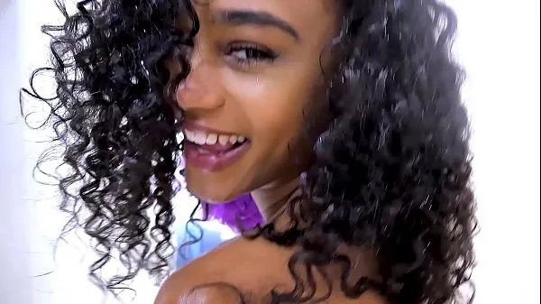 Nouvelles Belle teen noire se douche et suce une bite vidéos sympas