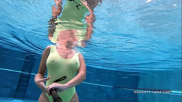 Nuovi Il mio costume intero trasparente quando bagnato in una piscina pubblica fantastici video