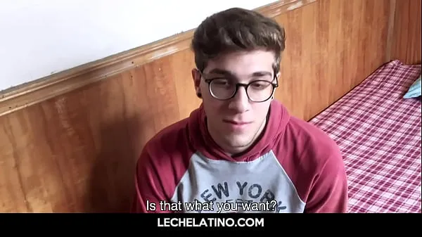 Nuovi Nerd latino si fa masturbare un grosso cazzo dalla mano oleosa fantastici video