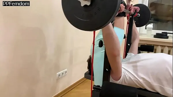 Nuovi Ragazza dominante arrapata e perversa in pantaloni da yoga blu Umiliazione Guy in GYM - Facesitting Fullweight e Face Riding Female Supremacy (Preview fantastici video