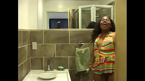 Nya Ebony chick in white fishnet stockings pissing in the toilet and filming coola videor