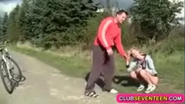 新Beautiful skinny teen girl fucked by her runnning coach on the bicycle酷视频