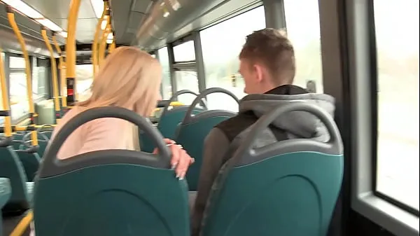 Nuovi Sexy esibizionista si spoglia e piscia sull'autobus e di nuovo all'aperto e va a citofonare nuda fantastici video