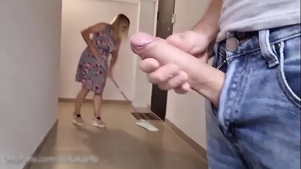 New RISKY !!! I FLASH MY COCK IN FRONT OF THE CLEANER GIRL AND SHE WAS NOT AFRAID cool Videos
