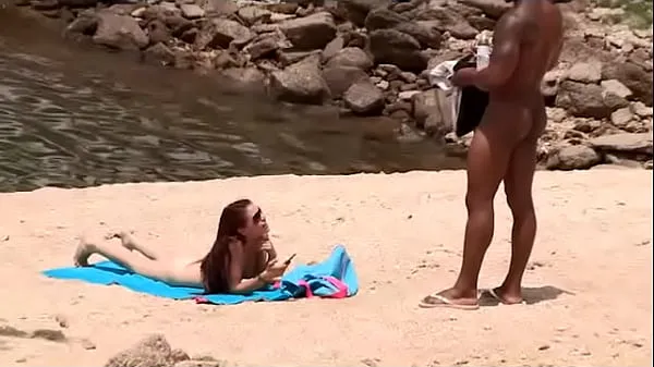 Nuevos Tipo negro busca follar en la playa nudista y acaba haciéndolo con una MILF vídeos interesantes