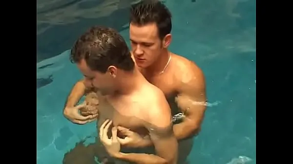 Nuovi Due ragazzi gay Igor e Felipe Saroa in azione hardcore in piscina fantastici video