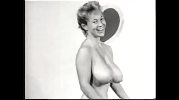 Új Nude model with a gorgeous figure takes part in a porn photo shoot of the 50s klassz videó