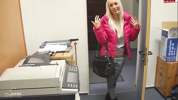 Novi Blonde coworker sucks boss stinky cheese covered cock in the office kul videoposnetki