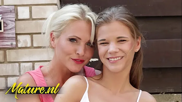 Nuovi MatureNL Lesbian MILF seduce Petite Teen e si scopa la figa con un dildo fantastici video