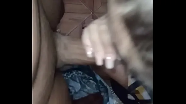 Chupando peito do corno falando da transa que teve com o amante, corno se gozou todo Video thú vị mới