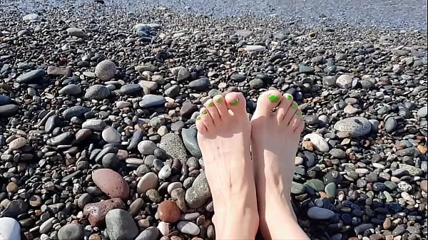 Nuovi La dominatrice Nika è in mare e ti seduce con i piedi e le dita dei piedi. Puoi goderti la vista del mare e le gambe chic di Dominatrix fantastici video