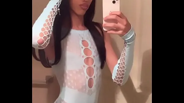 Novos Mulher jovem negra Travesti em Lingerie azul sexy no banheiro, brincando com a língua. Acabou de completar 18 anos e está pronto para se divertir vídeos legais