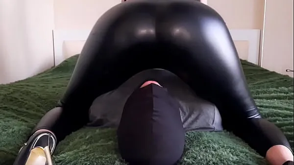 Nuovi Adorazione del culo. Dominatrice in leggings attillati ti farà adorare il suo culo sexy e succoso. Sogni di toccarlo o metterlo sul tuo viso fantastici video