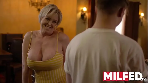 Nová Mother-in-law Seduces him with her HUGE Tits (Dee Williams) — MILFED skvělá videa