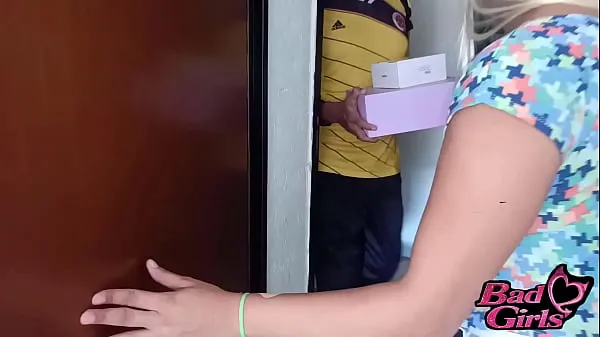 Nuovi Il ragazzo delle consegne fortunato scopa una bionda single a casa quando le porta l'ordine a casa fantastici video