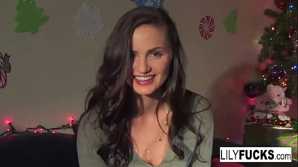 Nouvelles Lily nous raconte ses vœux de Noël excitants avant de se satisfaire dans les deux trous vidéos sympas
