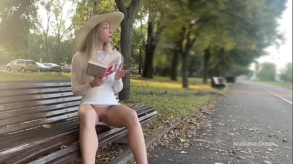 Nouvelles Ma femme montre sa chatte aux gens du parc. Pas de culotte en public vidéos sympas