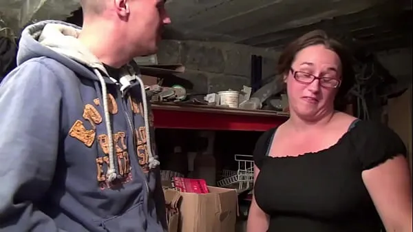 Nieuwe HOLLYBOULE - Florence a bbw does a gang bang with amateurs in a cellar coole video's