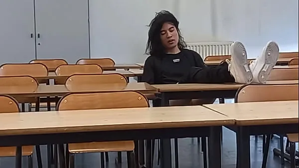 Νέα Oh my... This student wanks his dick at school ωραία βίντεο