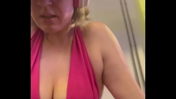Nye Wow, my training at the gym left me very sweaty and even my pussy leaked, I was embarrassed because I was so horny kule videoer