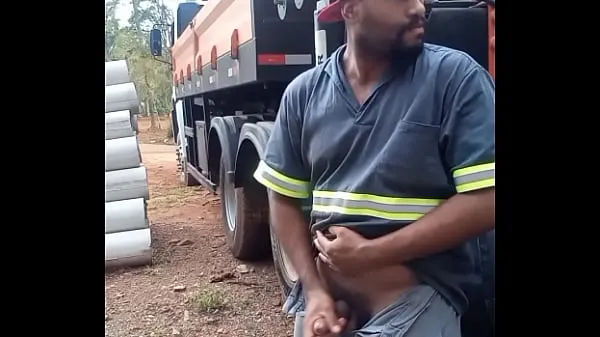 Nieuwe Worker Masturbating on Construction Site Hidden Behind the Company Truck coole video's