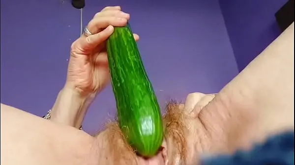 Uutta Granny fucks hairy pussy with cucumber siistiä videota