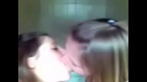 Nieuwe Hot lesbians kissing in public 3 coole video's