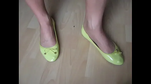 Nowe French Queen of legs and feet shows her new yellow ballerinas fajne filmy